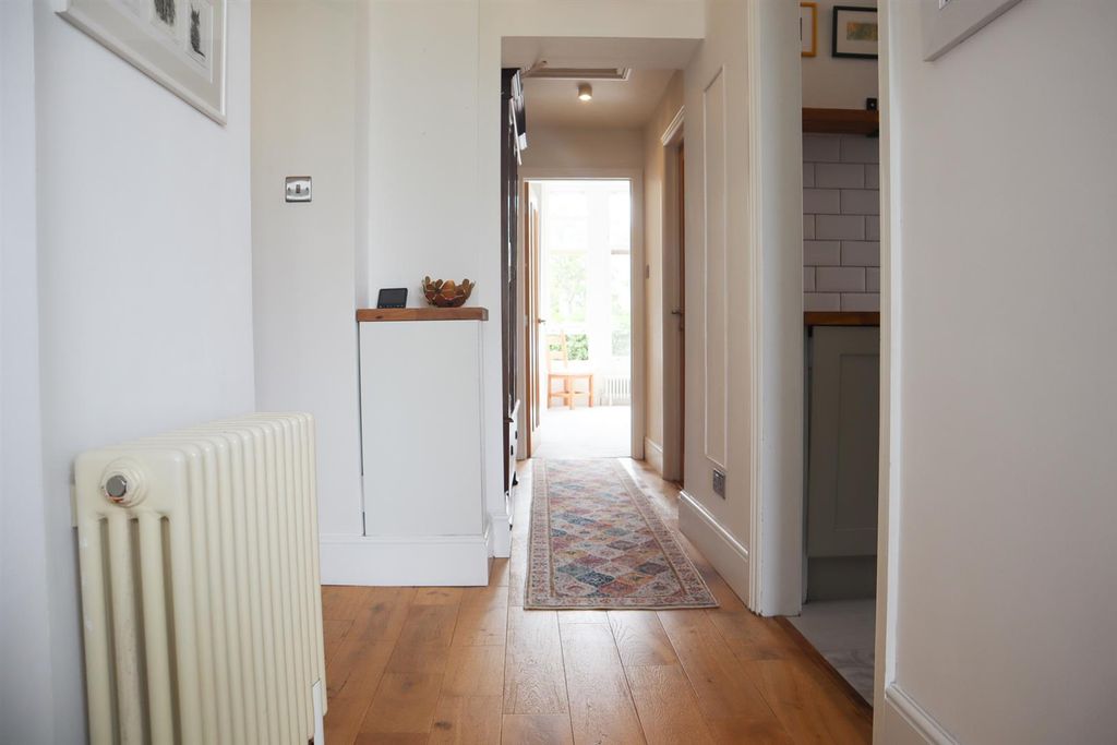 Property photo 2 of 10 Entrance Hall