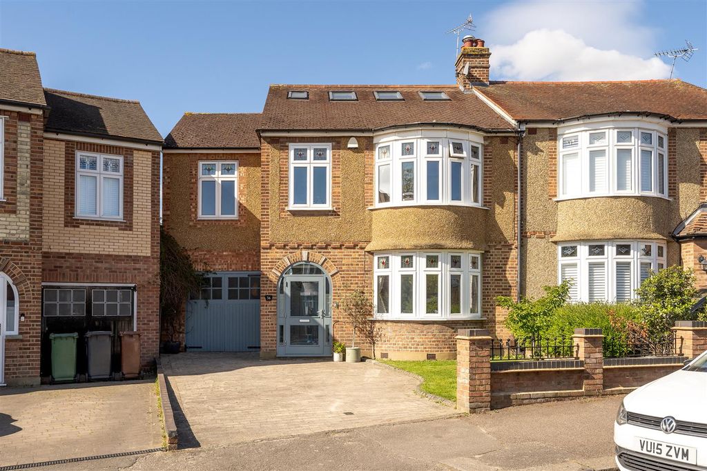 Property photo 1 of 38 Clivedon Road, E4