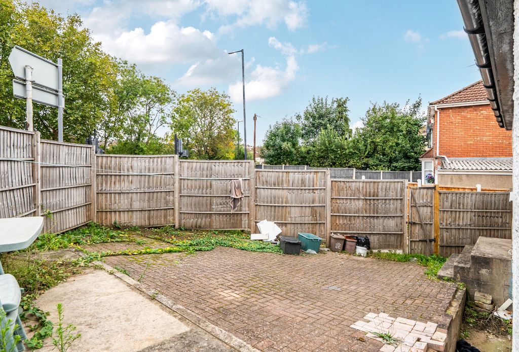 Property photo 2 of 21 1358720-7-68E50De...