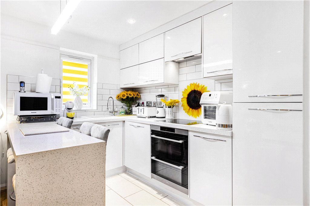 Property photo 3 of 18 Kitchen