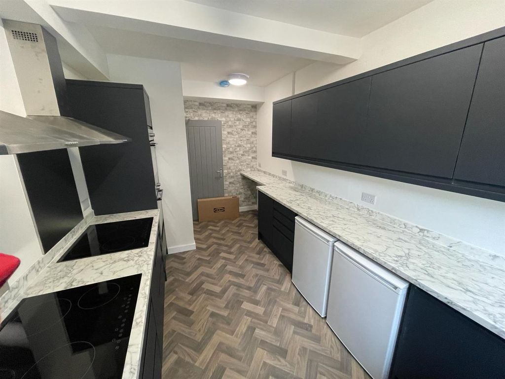 Property photo 3 of 12 Westdale Kitchen.Jpg