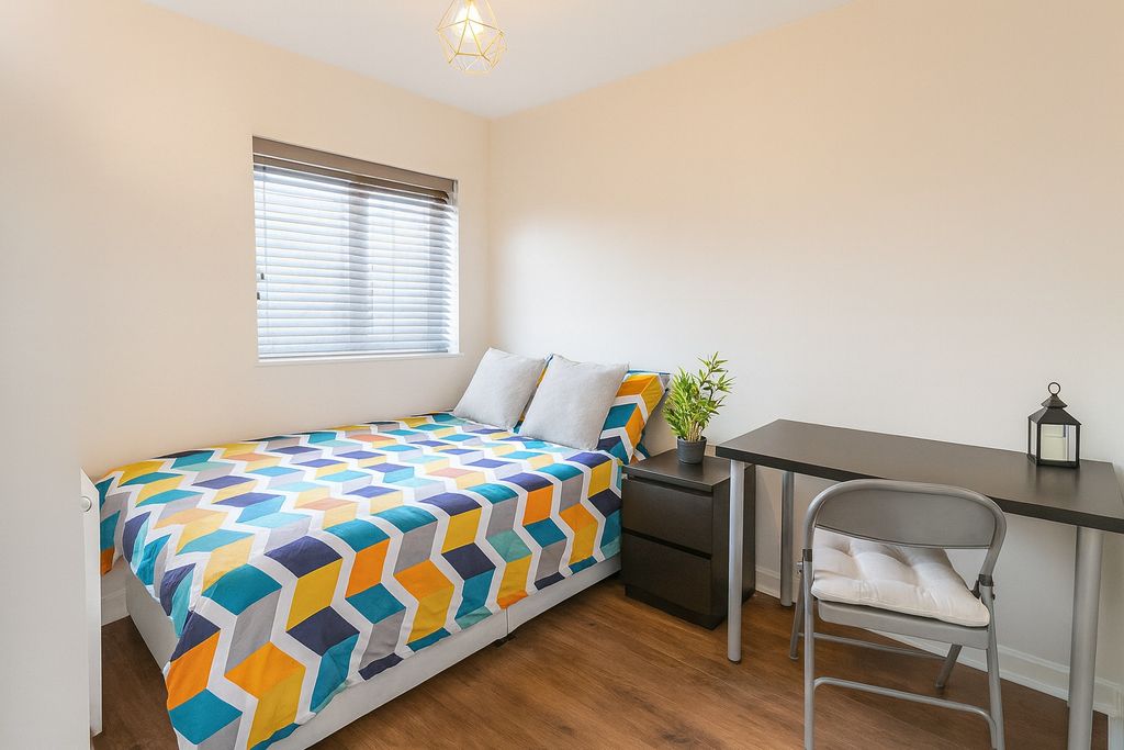 Property photo 3 of 10 Bright, Neatly Presented Single Bedroom With A Col...