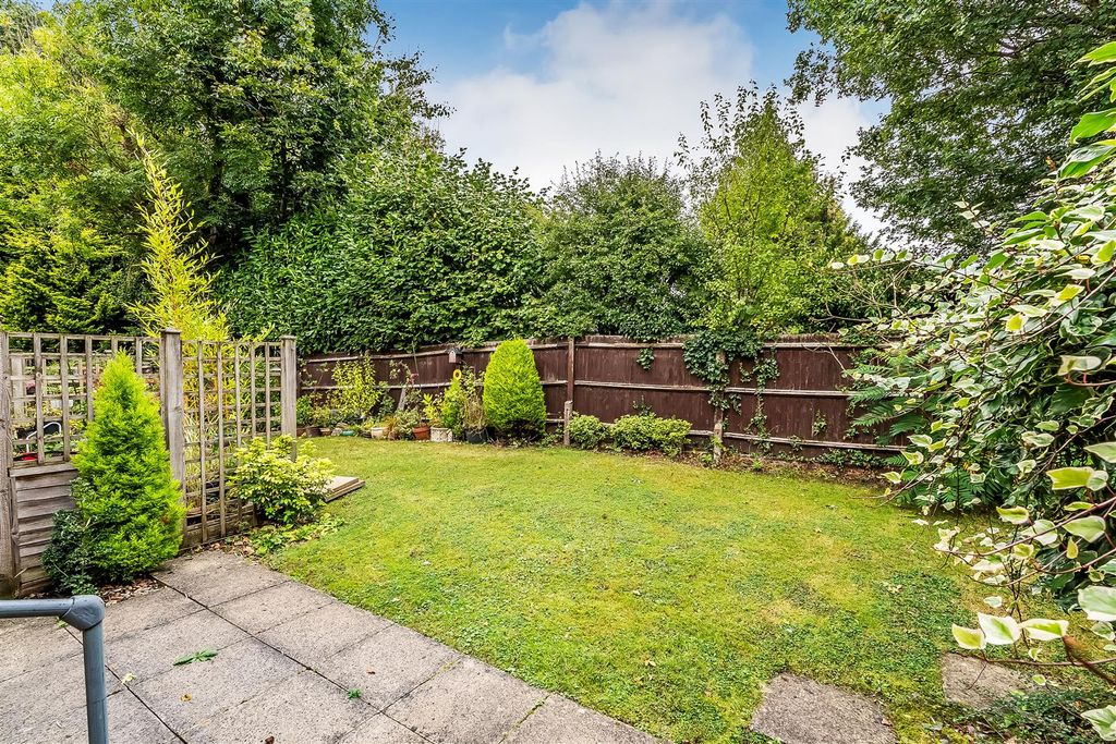 Property photo 2 of 14 10-Broadmead-21.Jpg