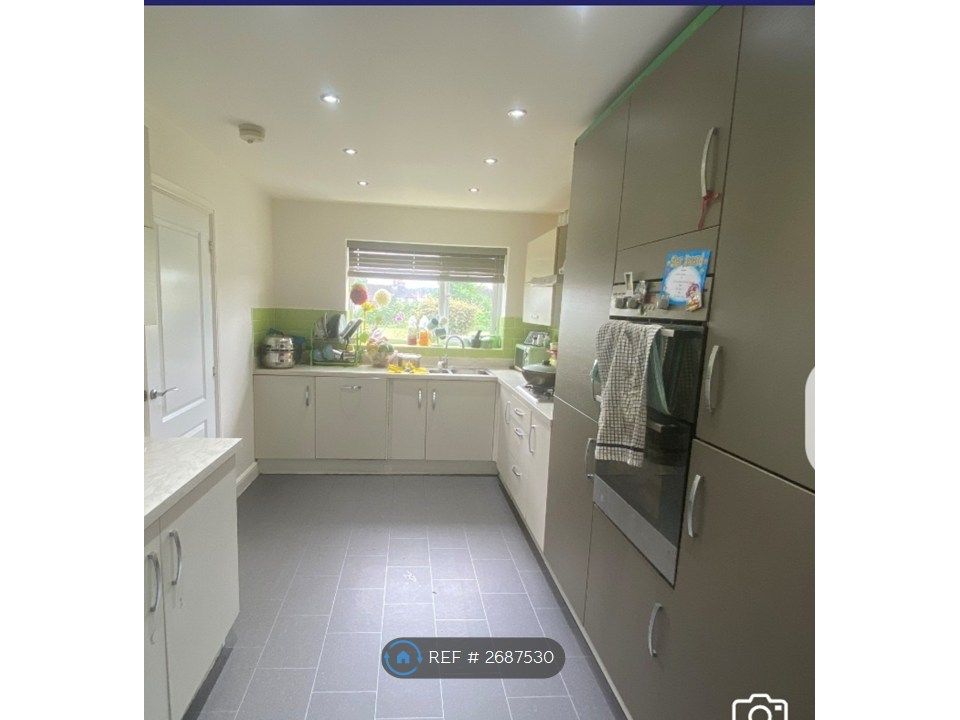 Property photo 3 of 7 Kitchen Fitted Gril And Oven