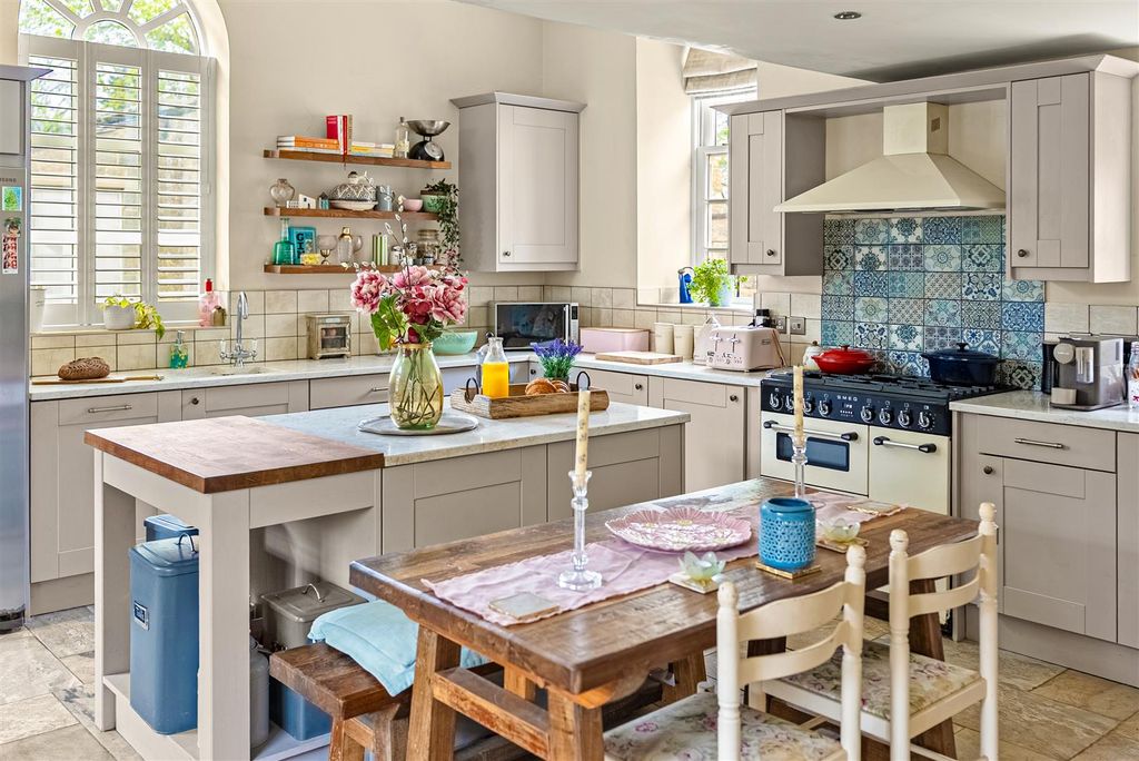 Property photo 2 of 25 Dining Kitchen