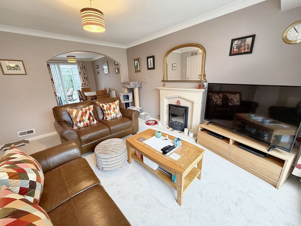 Property photo 2 of 19 Lounge