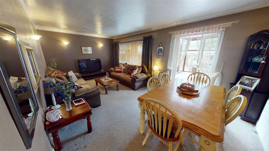 Property photo 2 of 28 Eccleston Gardens Living Room