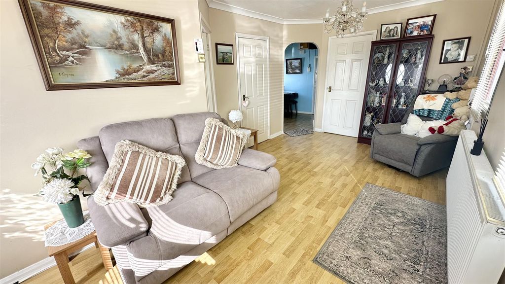 Property photo 2 of 15 Lounge