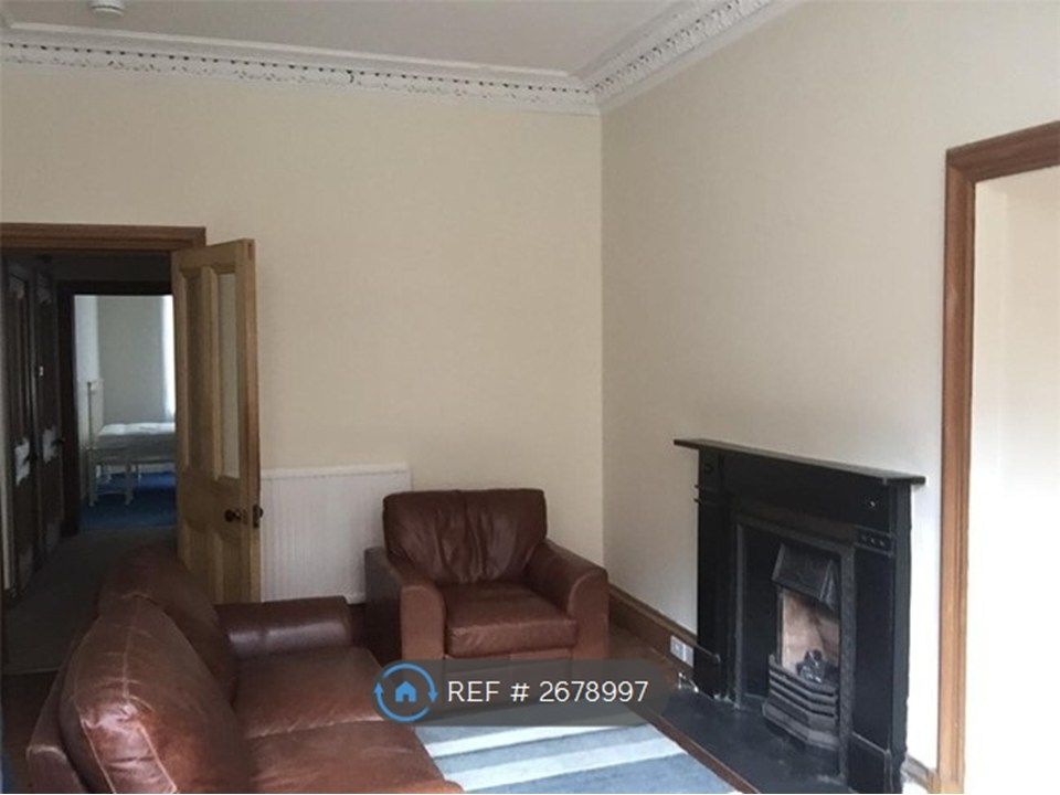 Property photo 2 of 7 Livingroom