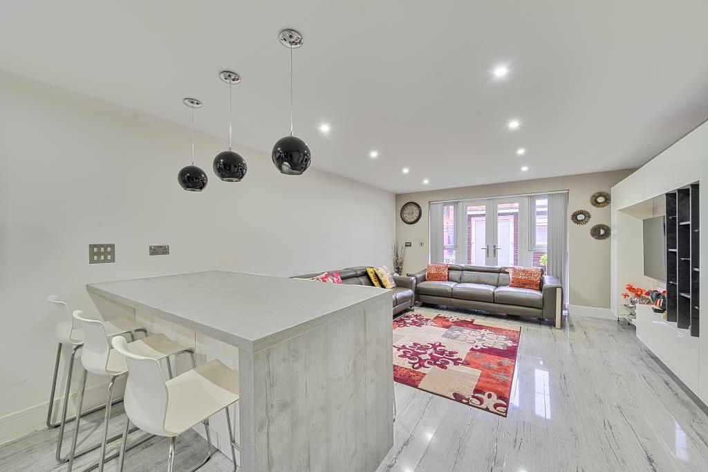 Property photo 2 of 25 Kitchen