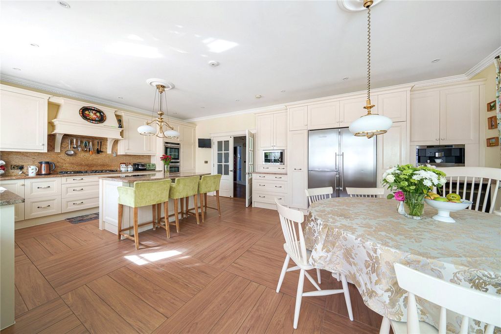 Property photo 3 of 14 Kitchen/Breakfast