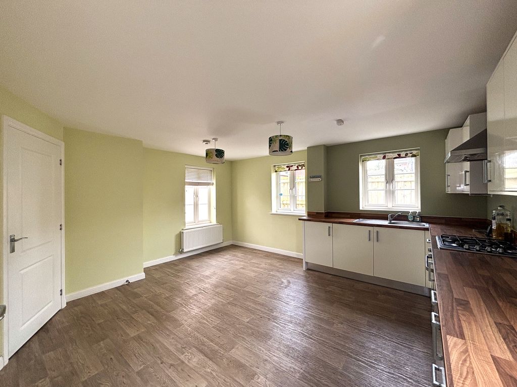 Property photo 3 of 18 Kitchen