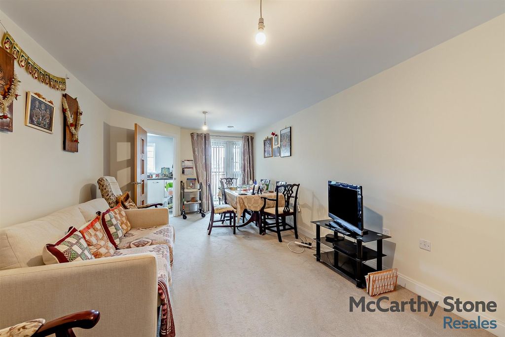 Property photo 2 of 14 8658302-Interior05-800.Jpg