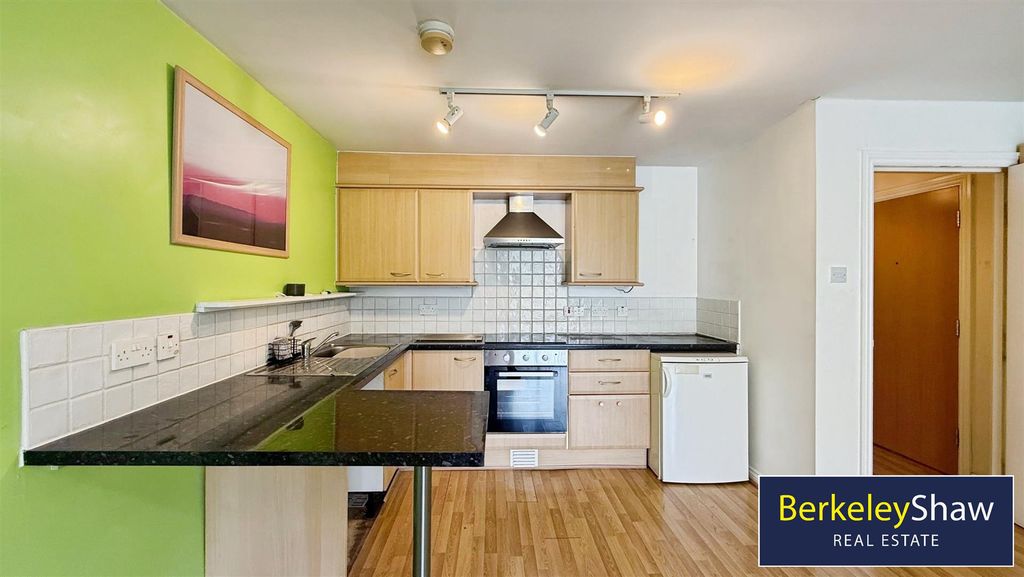 Property photo 2 of 14 Kitchen (2)