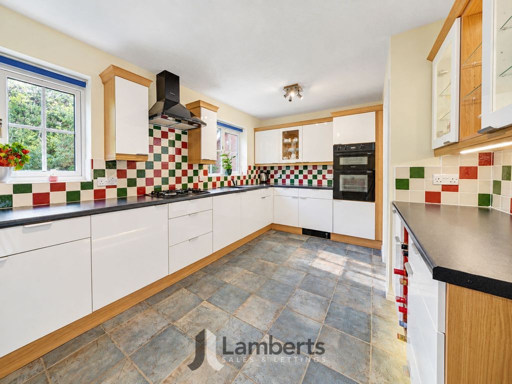 Property photo 3 of 31 Kitchen