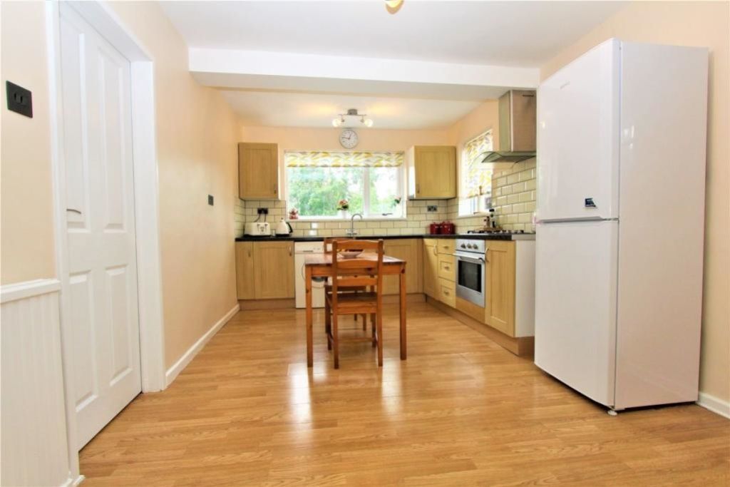 Property photo 2 of 10 112579_606528882136_L_Img_02_0000