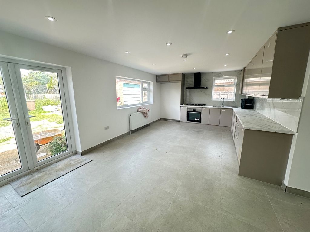 Property photo 2 of 11 5542992