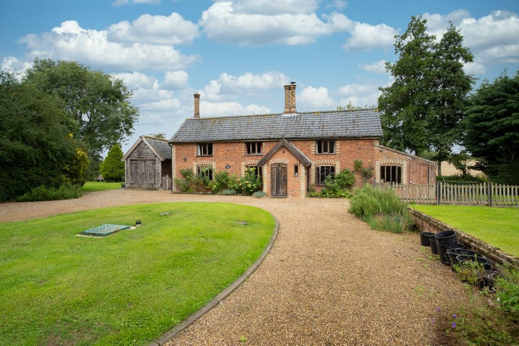 Property photo 1 of 32