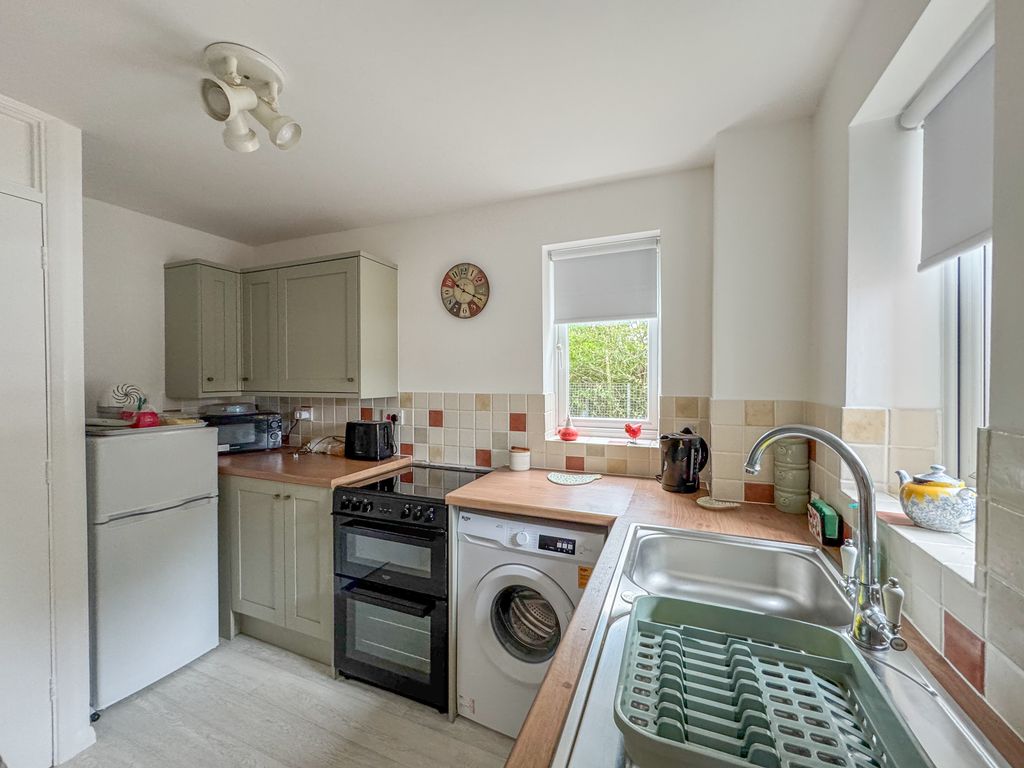 Property photo 3 of 11 Kitchen 1
