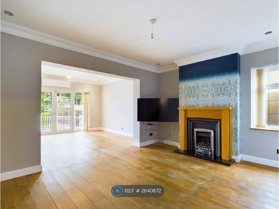 Property photo 3 of 23 Newly Redecorated Through Lounge & Smart Tv 55