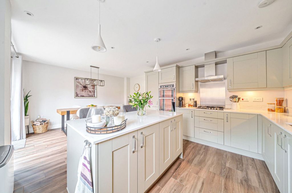 Additional image 4 of 5 bed detached house to rentPembers Farm Avenue, Fair Oak, Eastleigh, Hampshire SO50