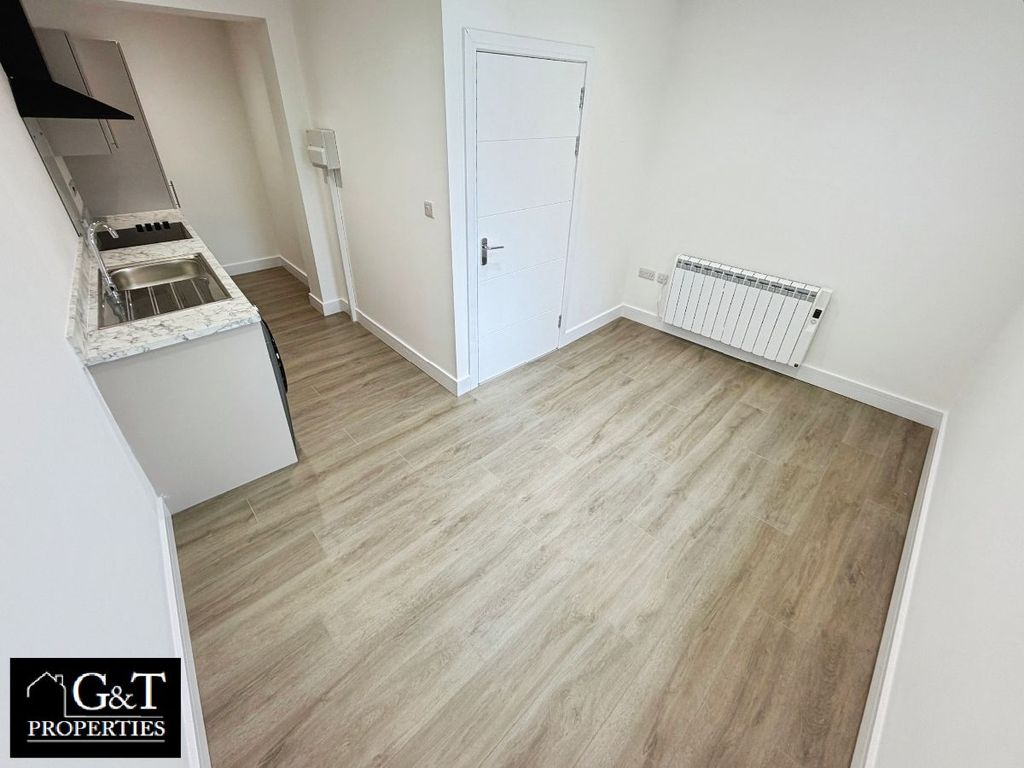 Property photo 1 of 6 Lounge / Kitchen