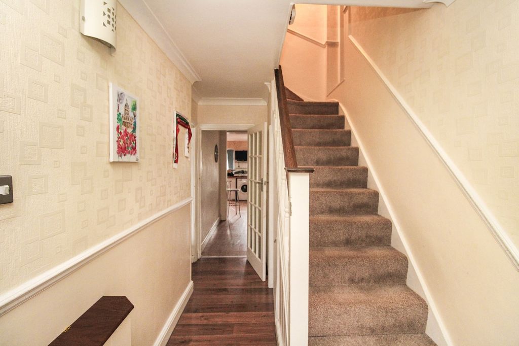 Property photo 2 of 13 Entrance Hall