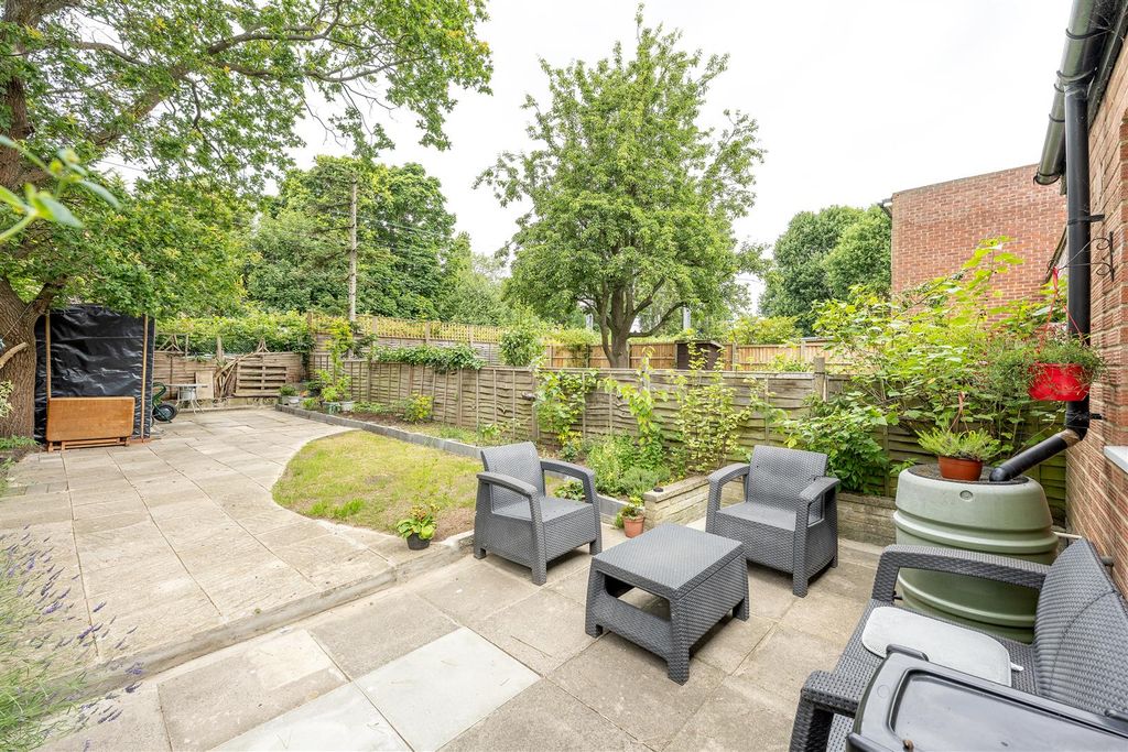Property photo 2 of 29 Richmond Avenue, E4