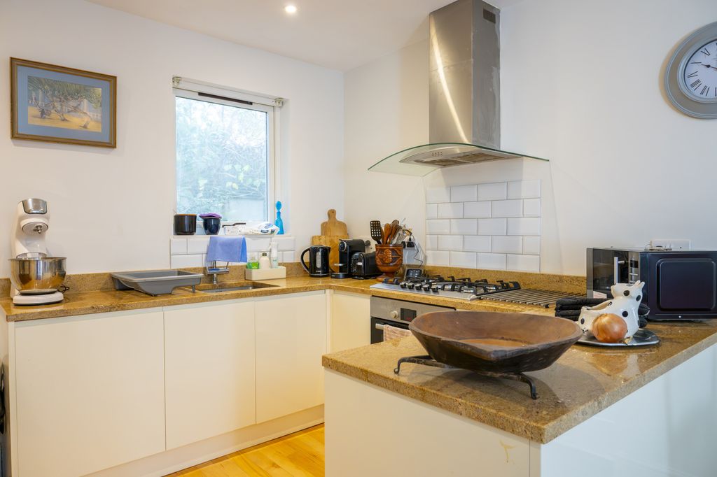 Property photo 2 of 40