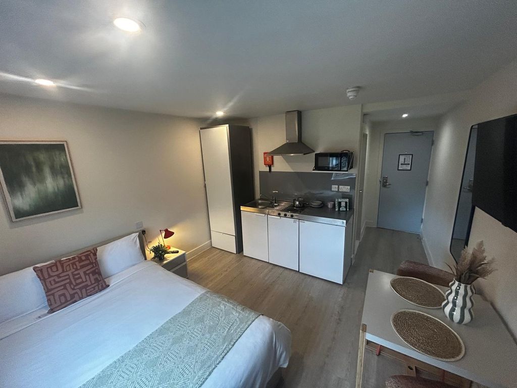 Property photo 3 of 10 Bright, Modern Studio With A Double Bed, Compact F...