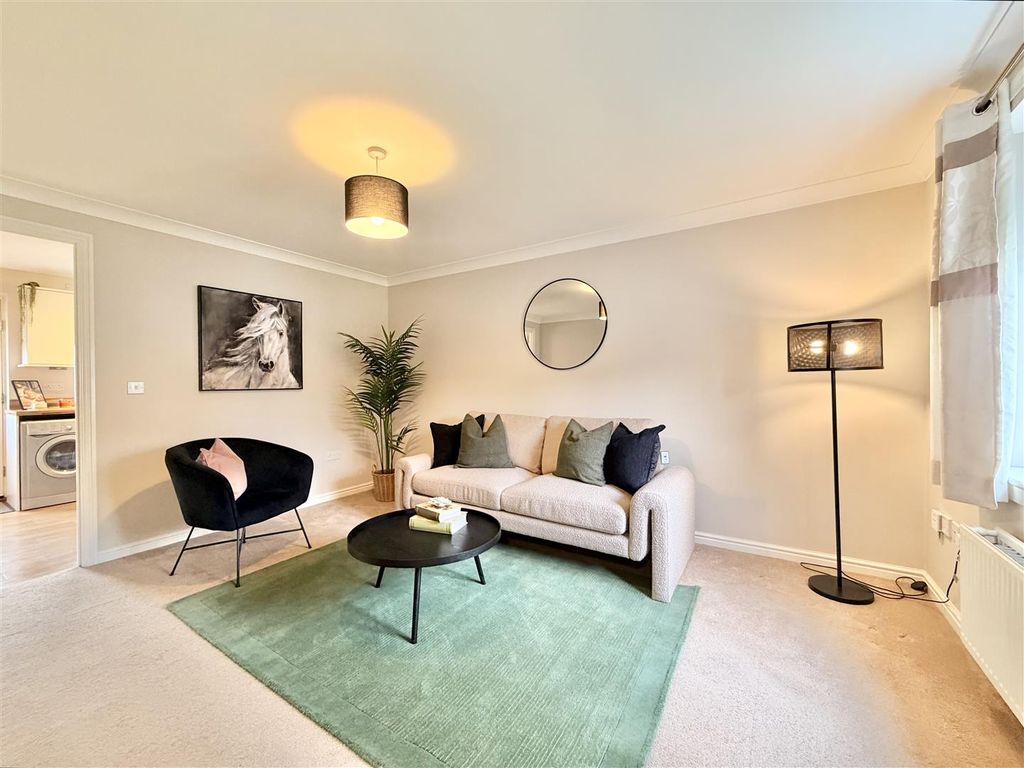 Property photo 3 of 19 Lounge