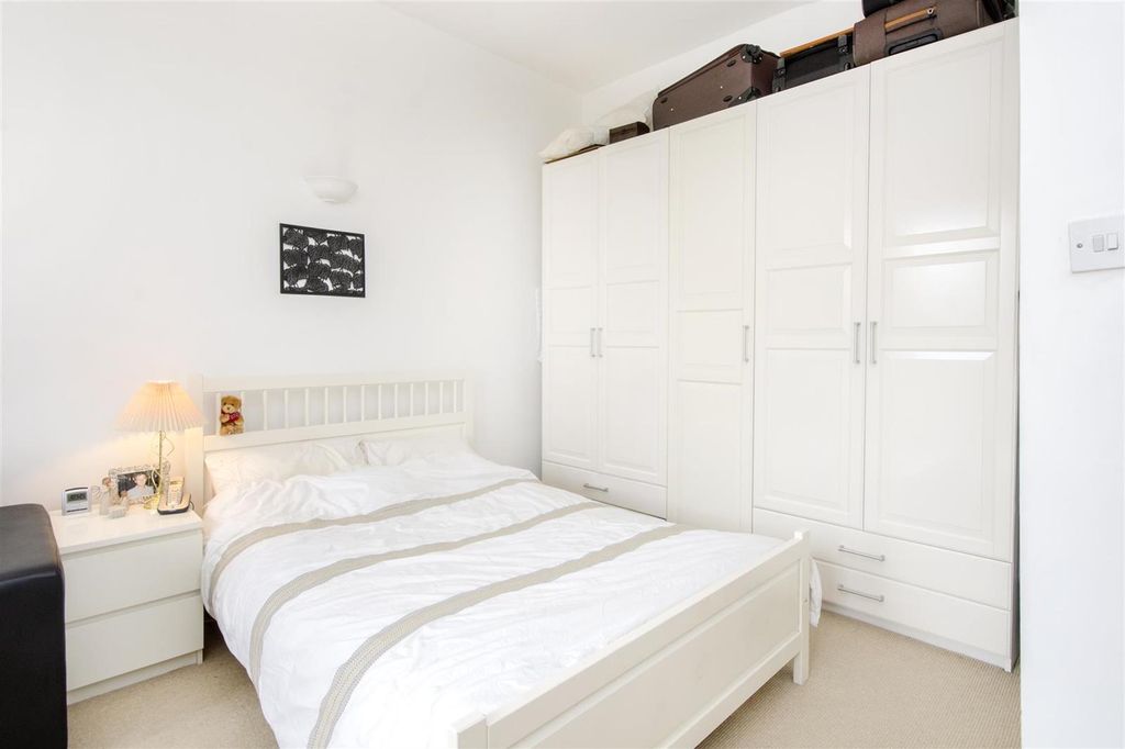 Property photo 3 of 8 Bed Area
