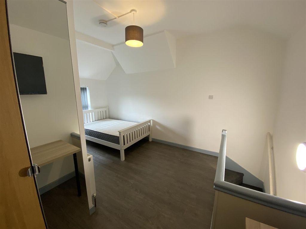 Property photo 1 of 11 Ensuite Bedroom 4 - Second Floor