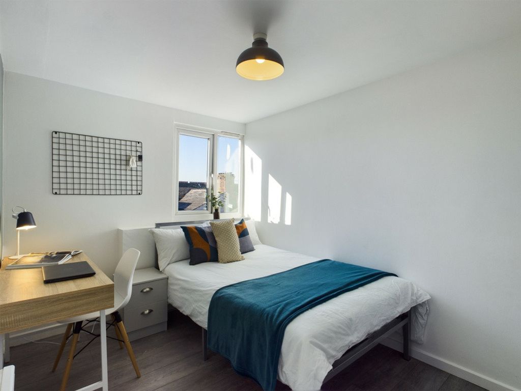 Property photo 1 of 11 A Bright And Inviting Double Bedroom Featuring Mod...