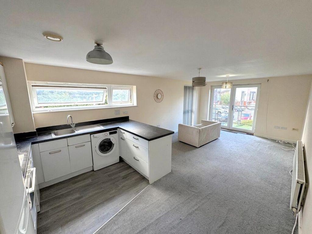 Property photo 3 of 11 Kitchen