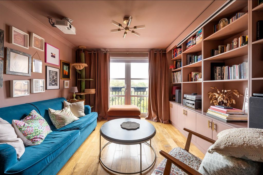 Property photo 3 of 21 Buxhall Crescent, E9