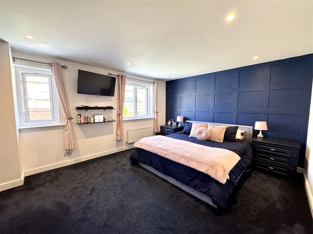 Property photo 3 of 17 Bedroom 1