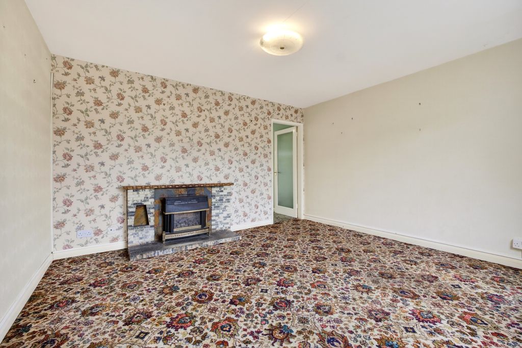 Property photo 2 of 18 Living Room (2)