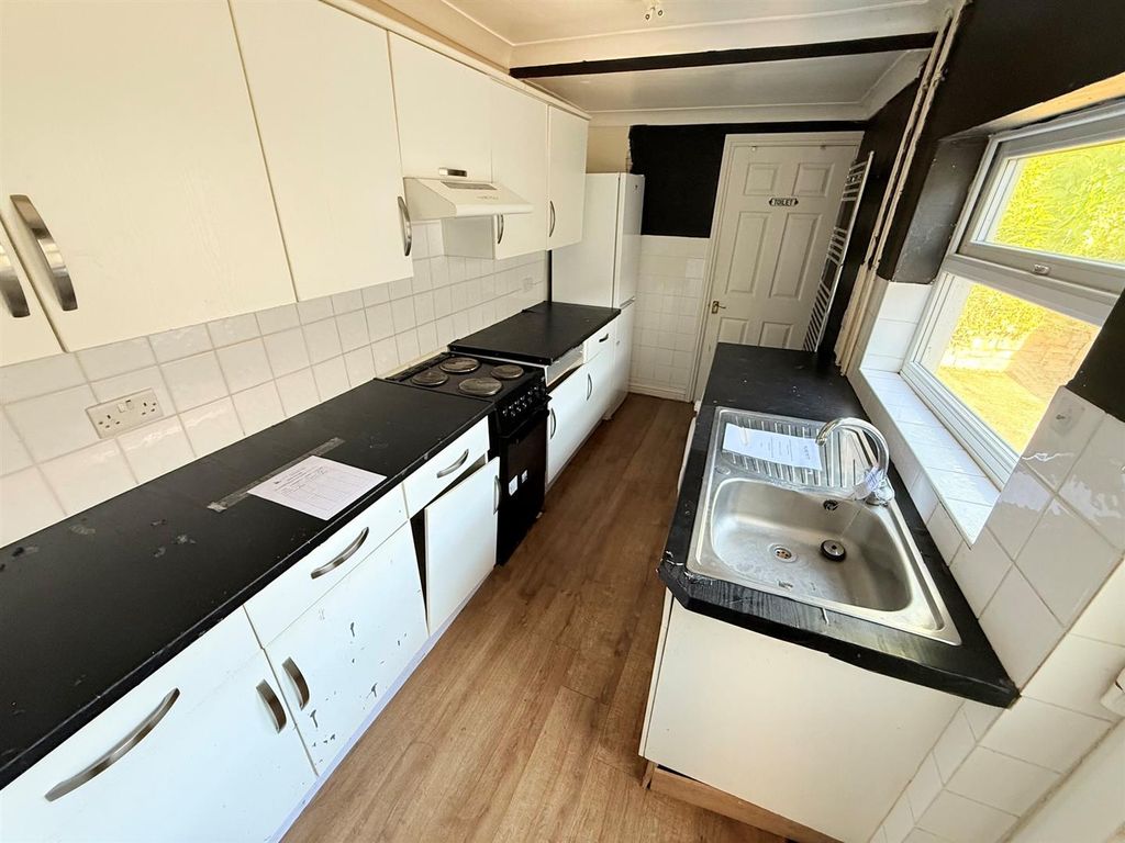 Property photo 2 of 9 Kitchen