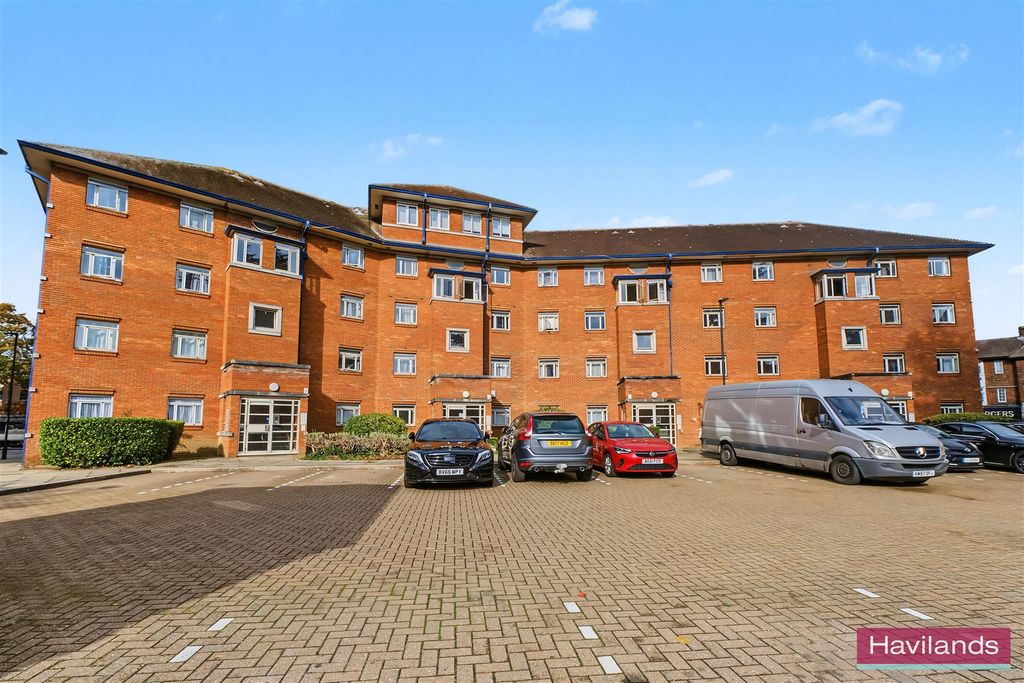 Property photo 1 of 12 28 Bourneside Crescent, London N14 6Sp-With Waterm