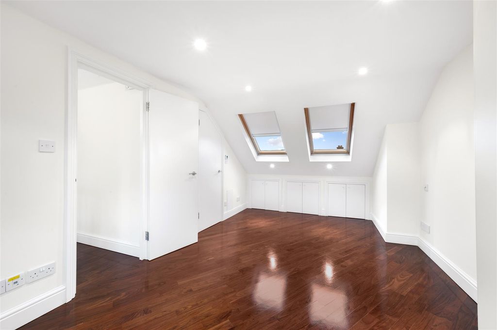 Property photo 3 of 17 76 Pepys Road,23.Jpg