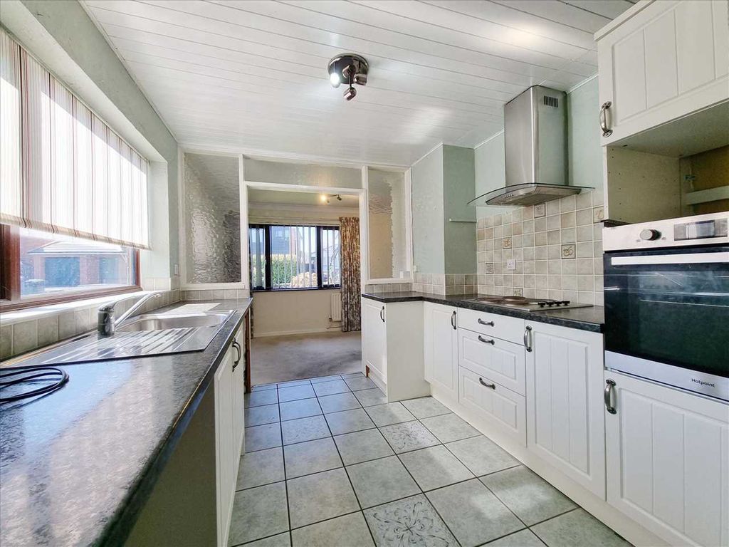 Property photo 3 of 9 Kitchen: