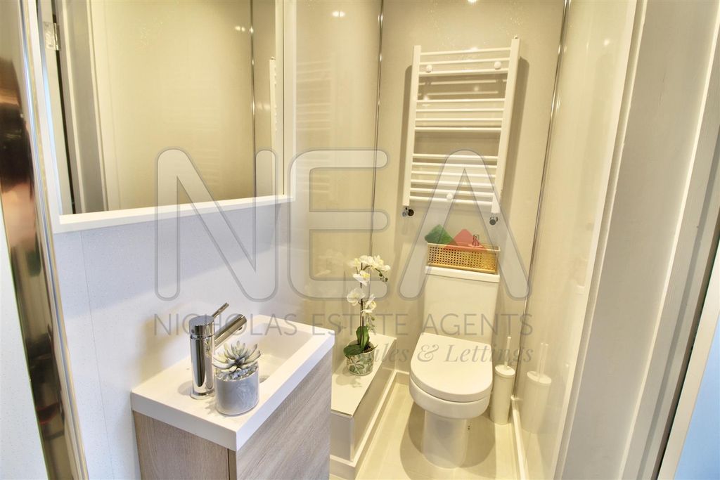 Property photo 3 of 7 Room 2 Ensuite
