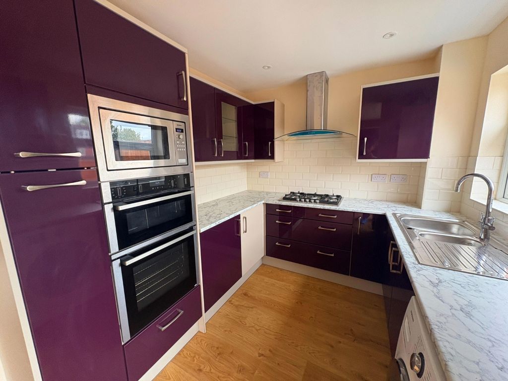 Property photo 2 of 7 Kitchen