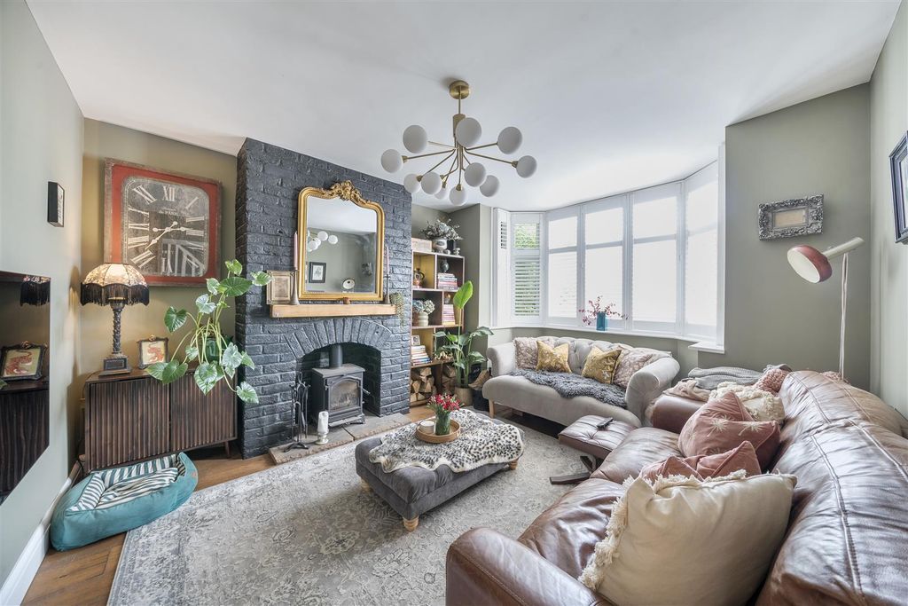 Property photo 2 of 11 Oakleigh Drive - Lounge.Jpg