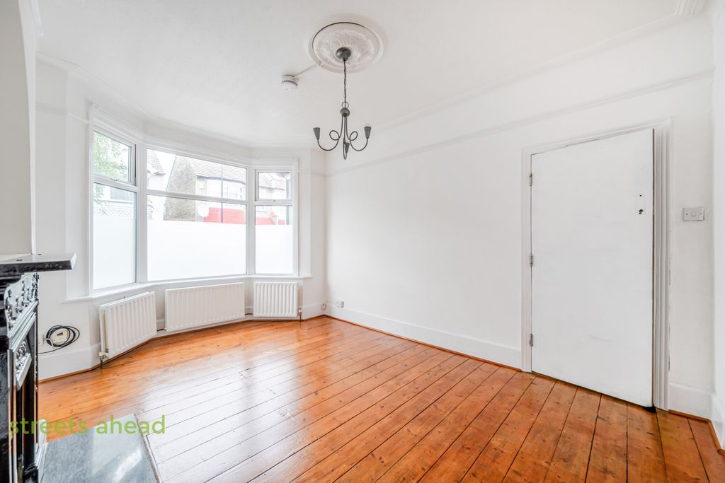 Property photo 2 of 14 186A2E6B-083E-4Af...