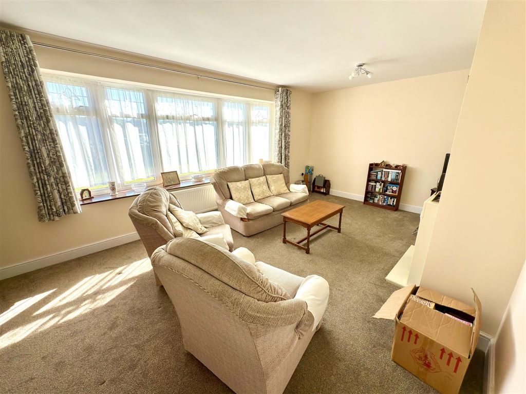Property photo 3 of 17 Lounge.Jpg