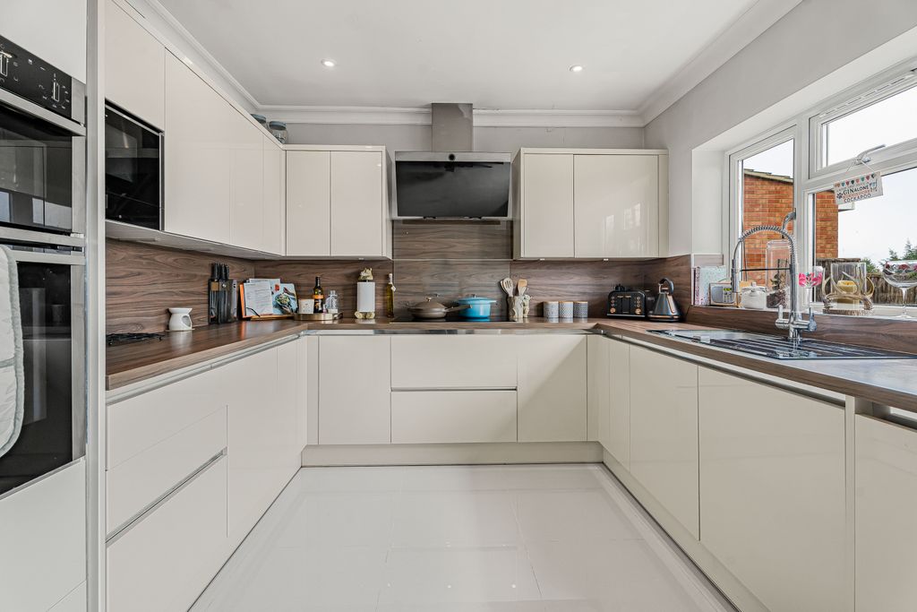 Property photo 3 of 20 Kitchen