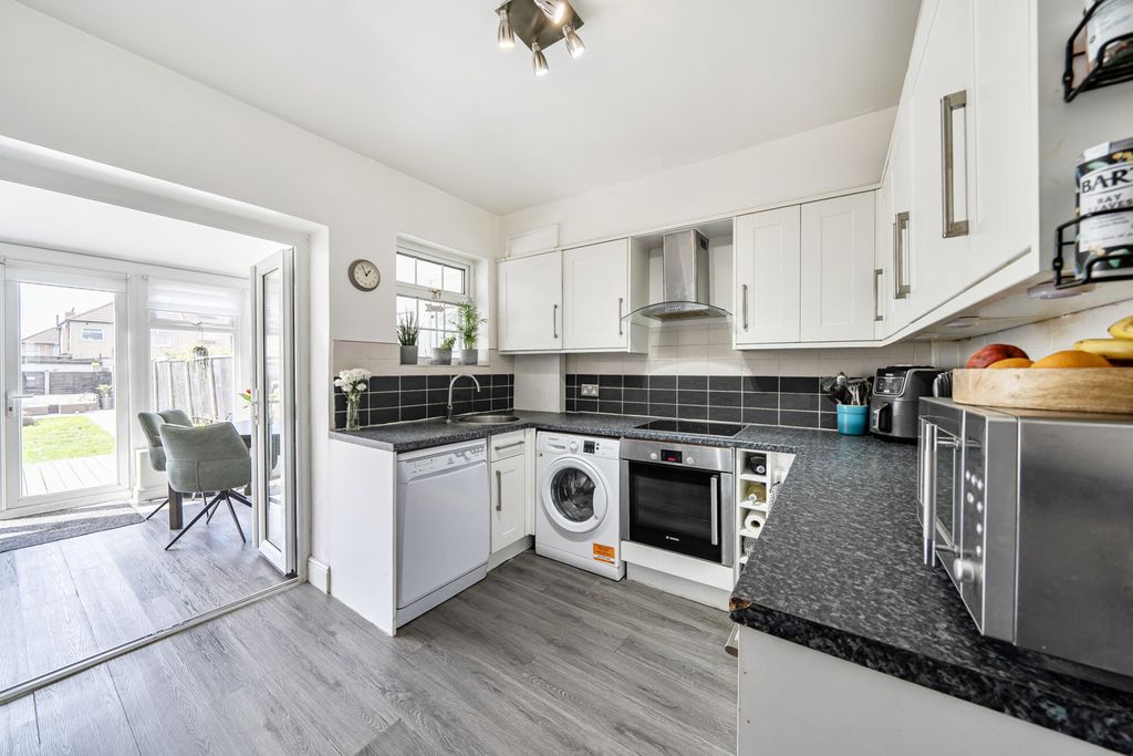 Property photo 3 of 20 1445930-18-69E628...