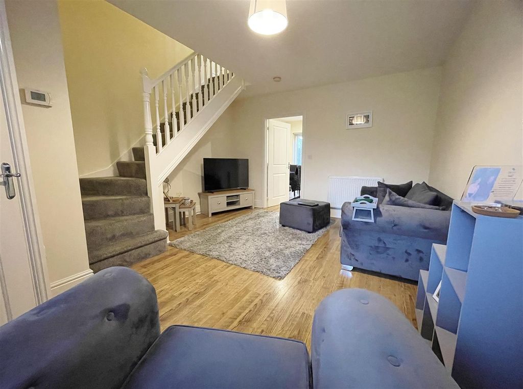 Property photo 3 of 14 Lounge